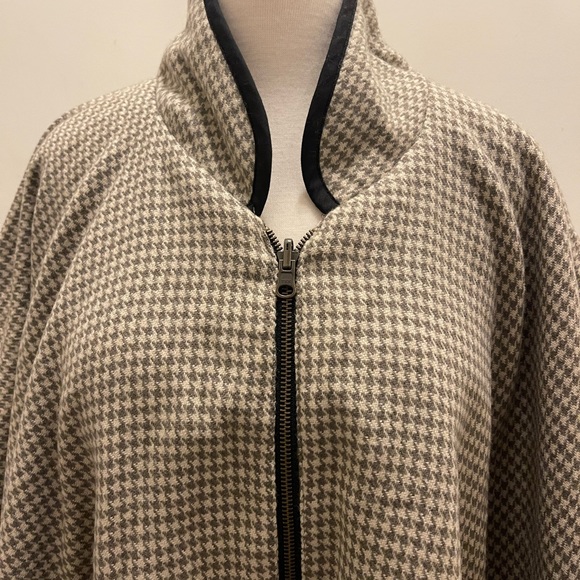 Free people Acrylic Zip Front Cape - Picture 2 of 8